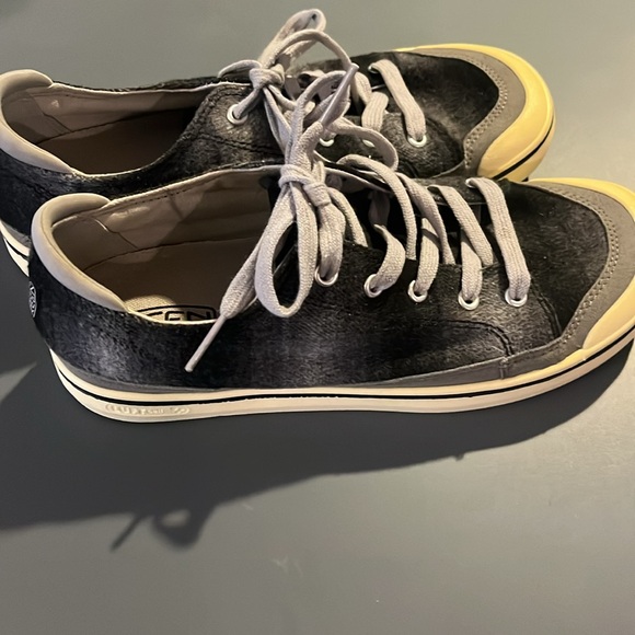 Women’s size 10 Keen Gray Flannel
Shoes - Picture 2 of 4